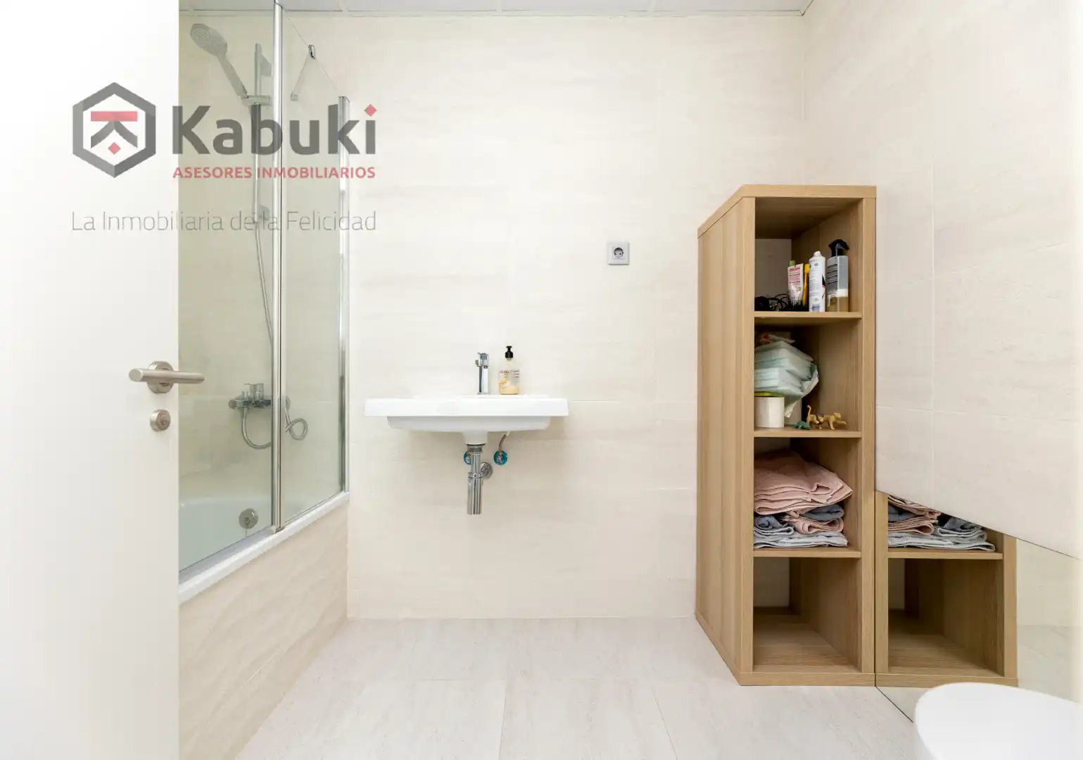 Bathroom of Flat for sale in Granada  with Private garden, Terrace and Storage room