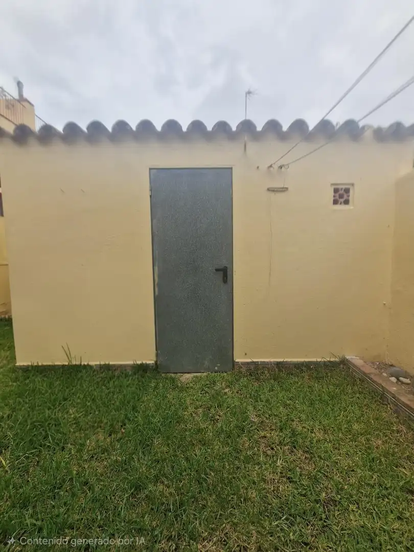 Vista exterior de Casa adosada en venda en Puerto Real amb Aire condicionat, Jardí privat i Traster