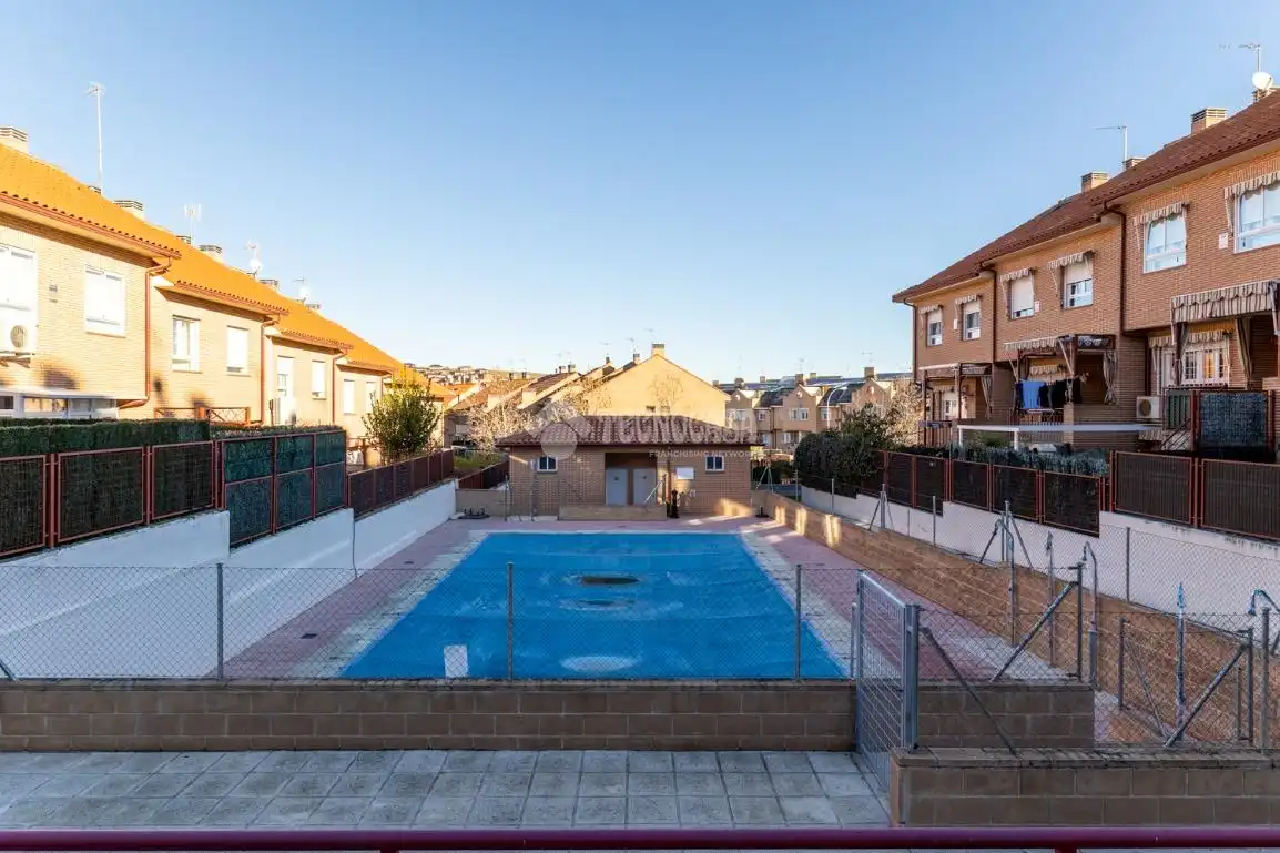 Piscina de Casa adosada de alquiler en Algete con Aire acondicionado, Calefacción y Jardín privado