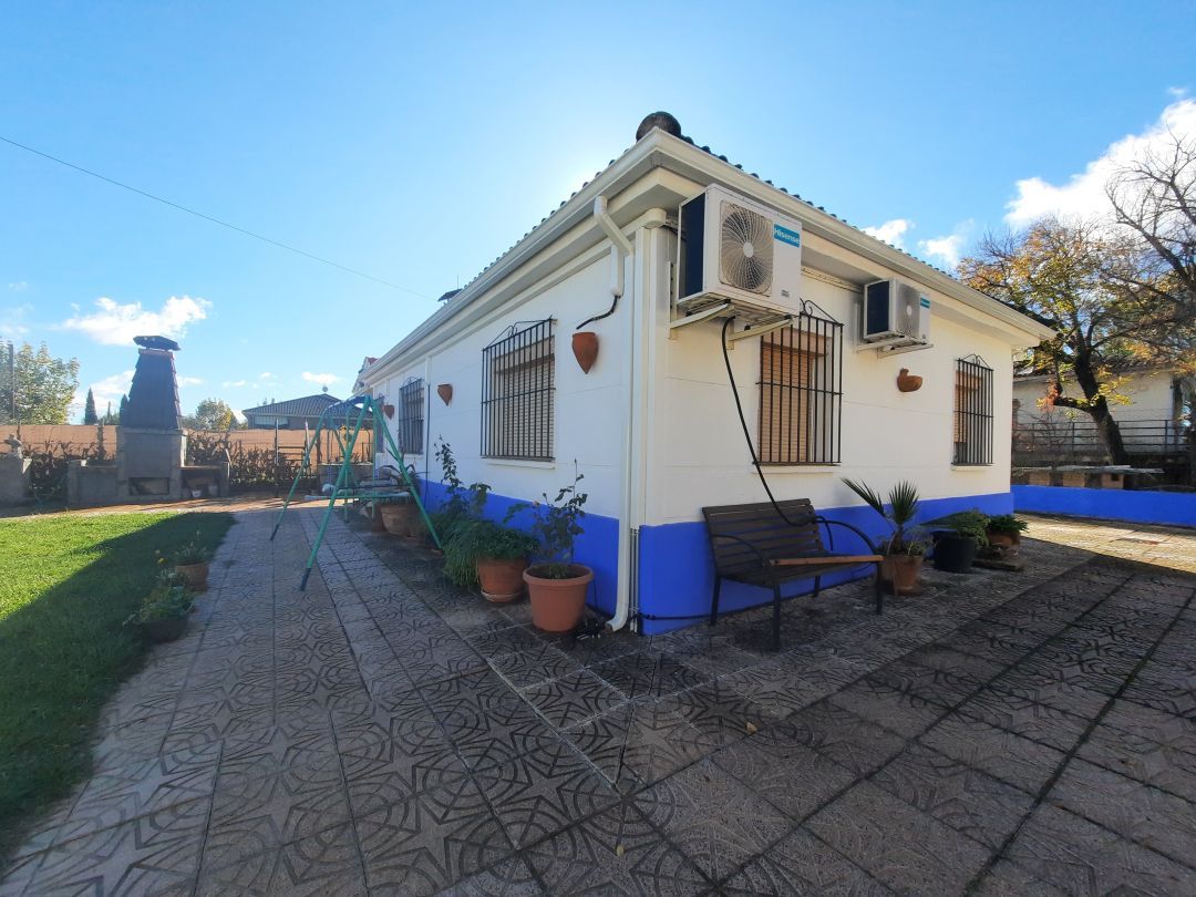 Vista exterior de Casa o xalet en venda en Escalona amb Aire condicionat, Calefacció i Moblat