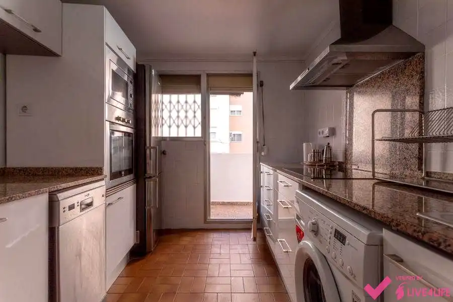 Cuina de Pis de lloguer en Valencia amb Aire condicionat, Terrassa i Moblat