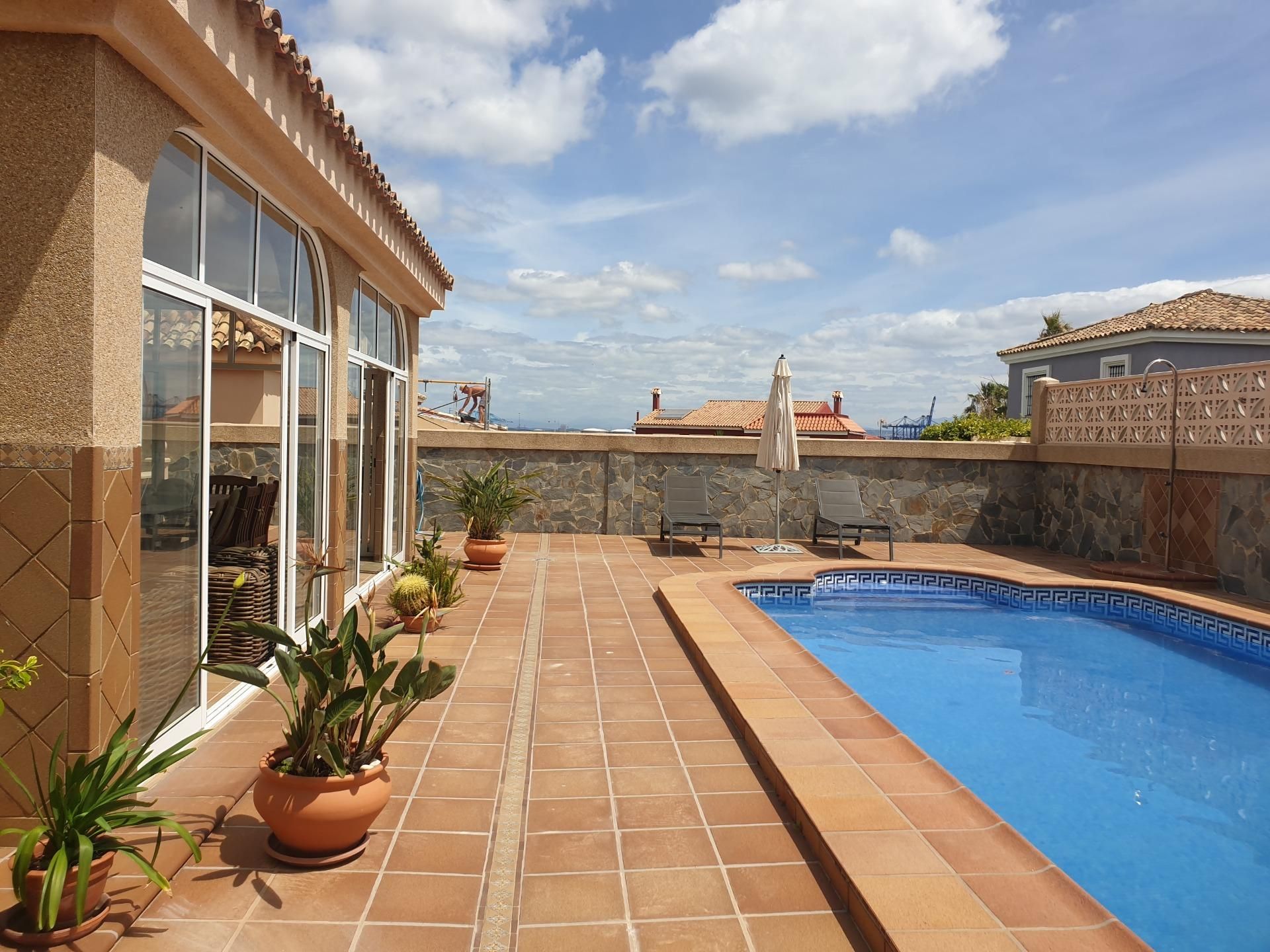 Swimming pool of House or chalet for sale in Algeciras