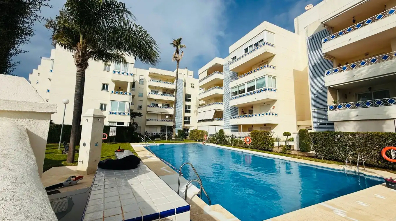 Schwimmbecken von Wohnung zur Miete in Marbella mit Klimaanlage, Terrasse und Möbliert