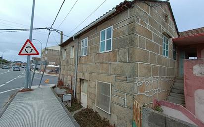 Vista exterior de Casa adosada en venda en Vigo  amb Jardí privat i Terrassa