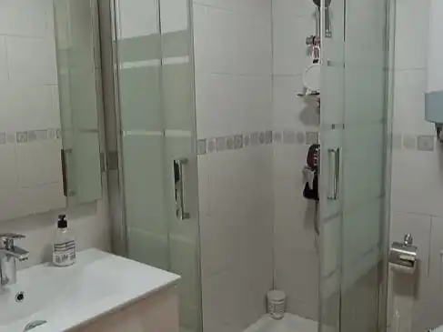 Bany de Local en venda en Huelva amb Aire condicionat, Calefacció i Moblat