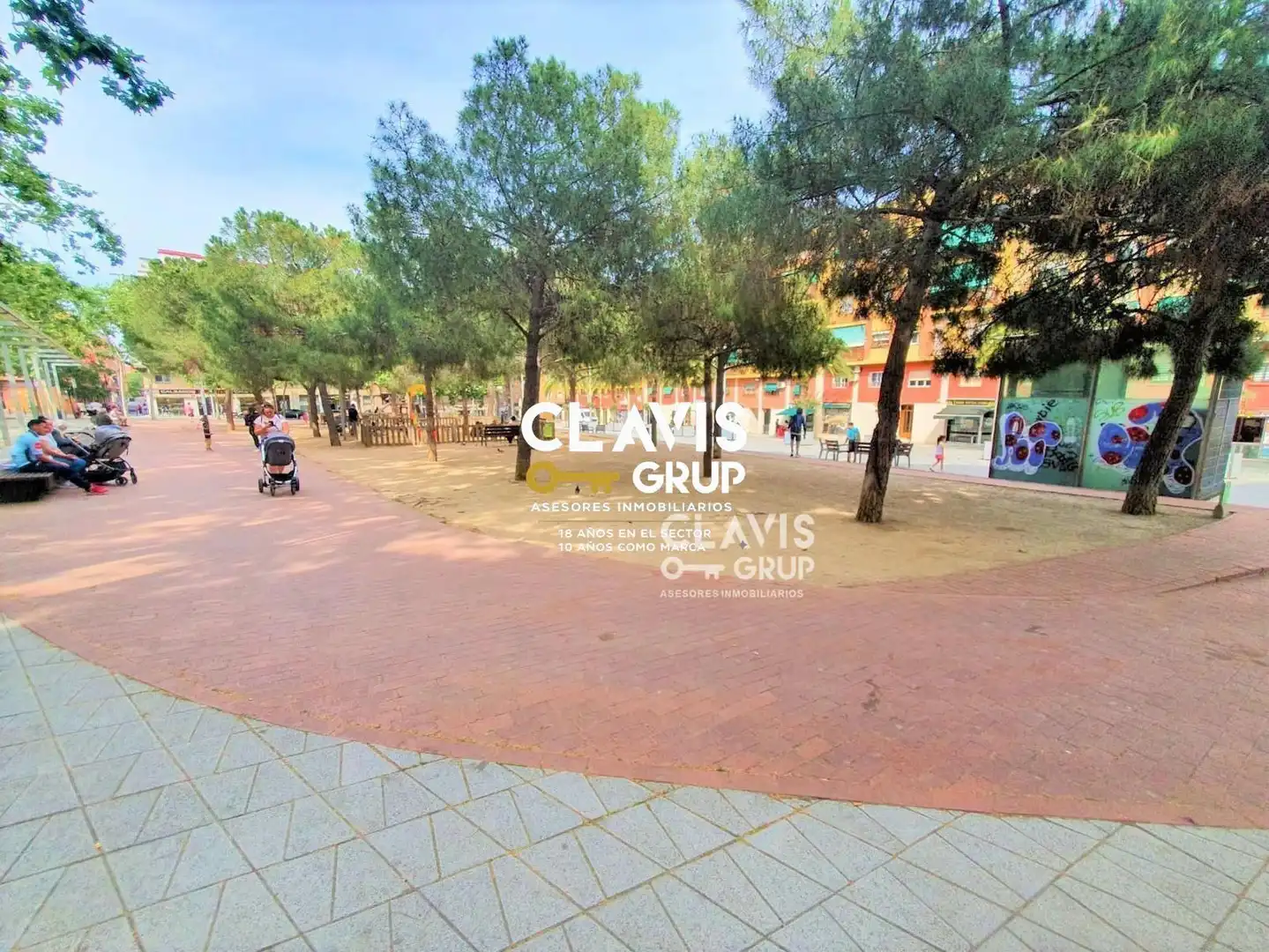 Vista exterior de Piso en venta en Barcelona con Calefacción, Terraza y Amueblado
