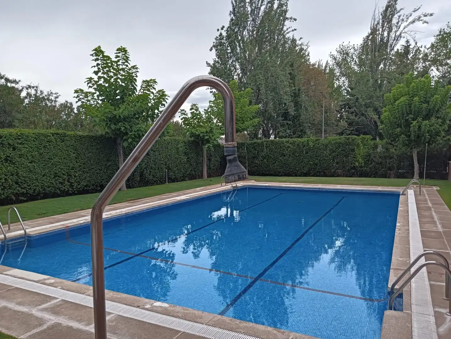 Piscina de Piso en venta en Las Rozas de Madrid con Calefacción, Jardín privado y Piscina comunitaria