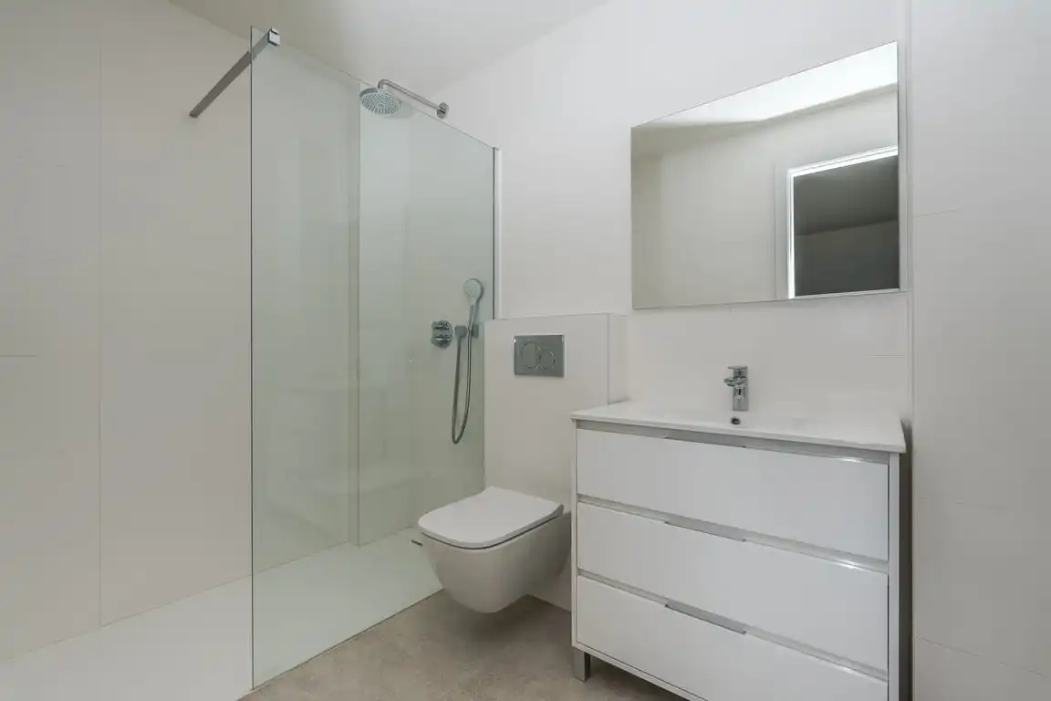 Badezimmer von Wohnung zum Verkauf in Jávea / Xàbia mit Klimaanlage, Privatgarten und Abstellraum
