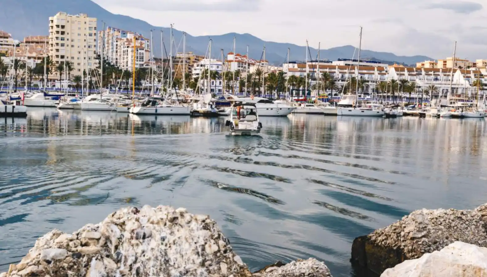Vista exterior de Apartamento de alquiler en Estepona con Aire acondicionado, Calefacción y Terraza