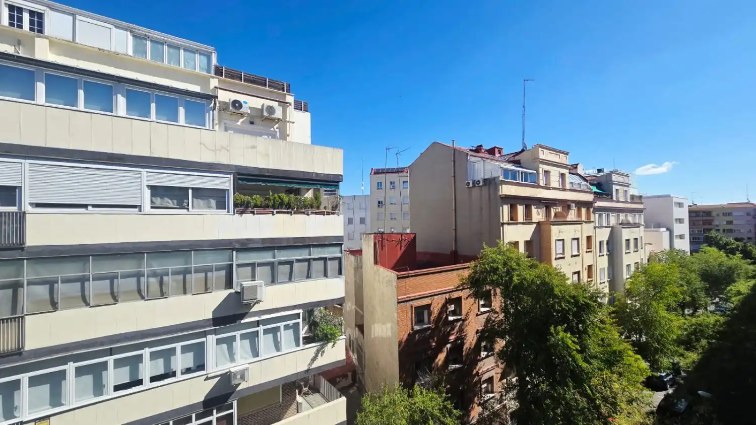 Flat with terrace to rent in del General Pardiñas