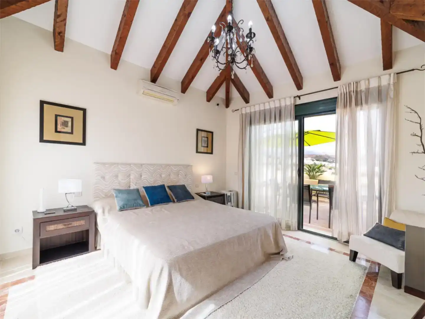Schlafzimmer von Dachboden zum Verkauf in Estepona mit Klimaanlage