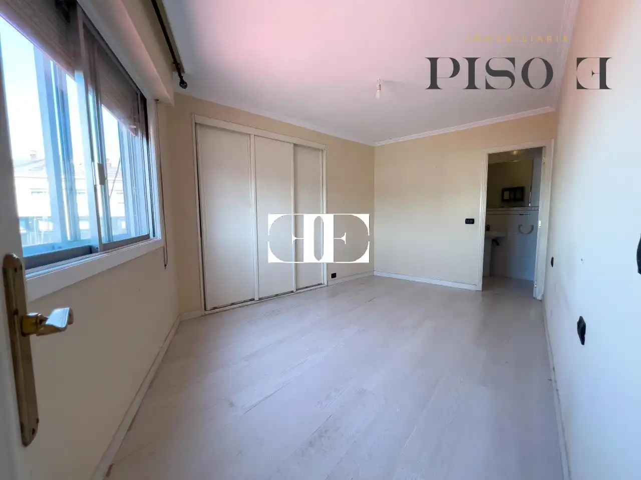 Habitación de Apartamento en venta en Vigo  con Calefacción y Trastero