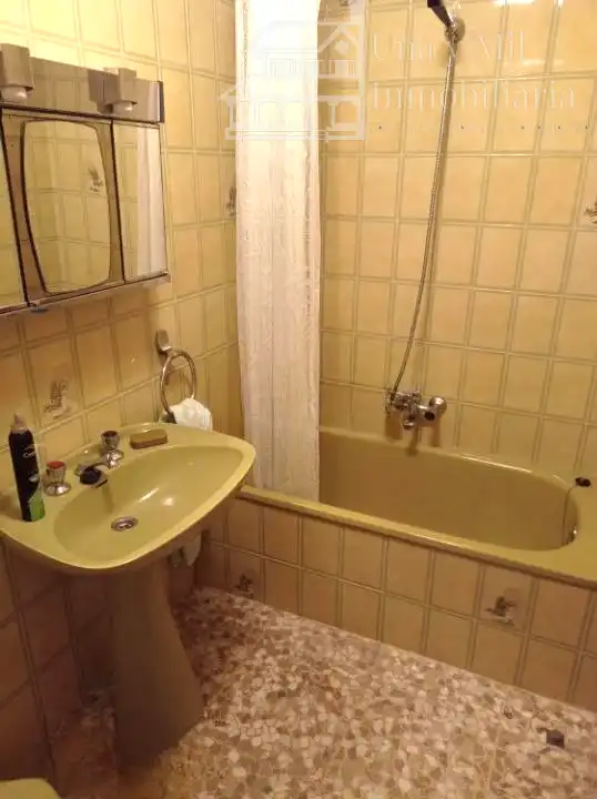 Baño de Piso en venta en Guijuelo con Calefacción, Trastero y Amueblado