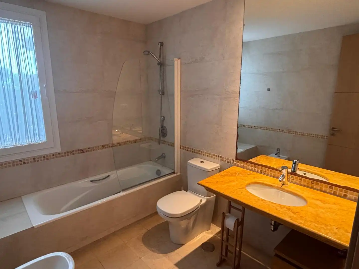 Badezimmer von Wohnung zum Verkauf in Sotogrande mit Klimaanlage, Heizung und Privatgarten