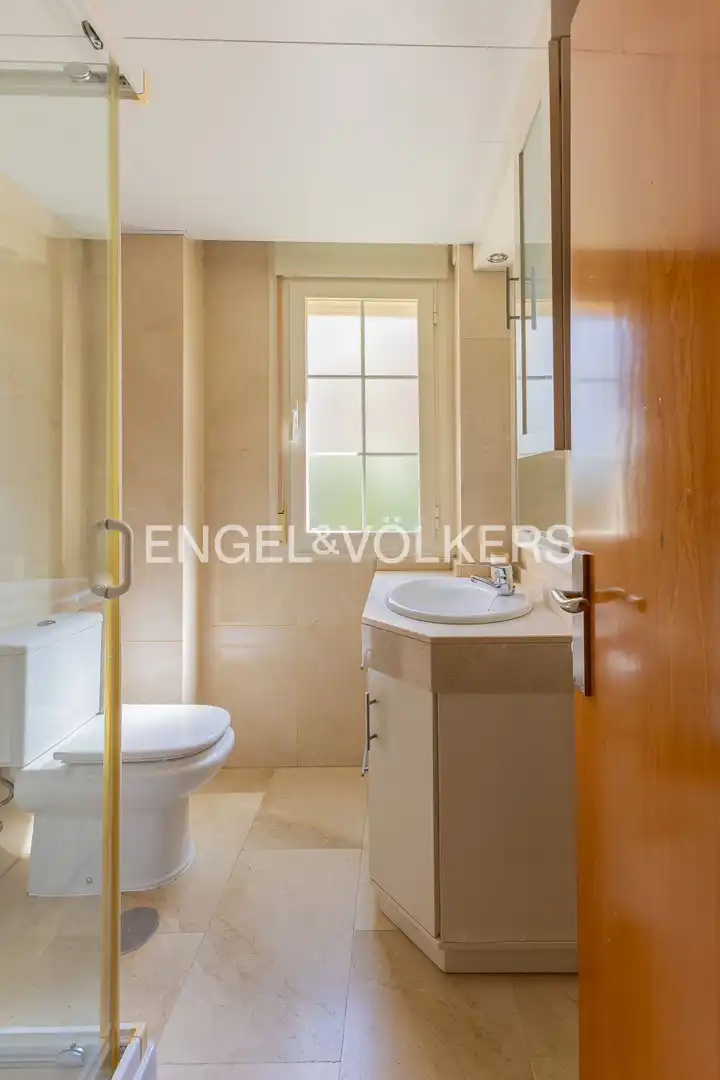 Bathroom of Houses for sale in Villanueva de la Cañada  with Air Conditioner, Heating and Private garden