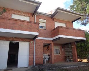 Exterior view of House or chalet for sale in Navamorcuende  with Private garden, Terrace and Storage room
