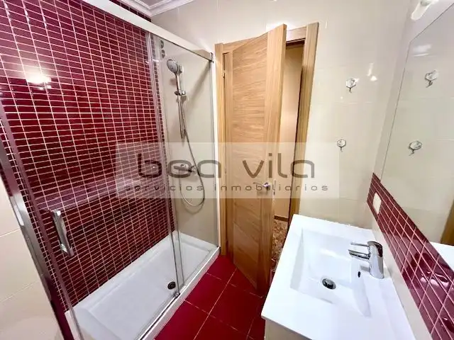 Badezimmer von Wohnung zum Verkauf in Pontevedra Capital  mit Heizung, Parkett und Abstellraum