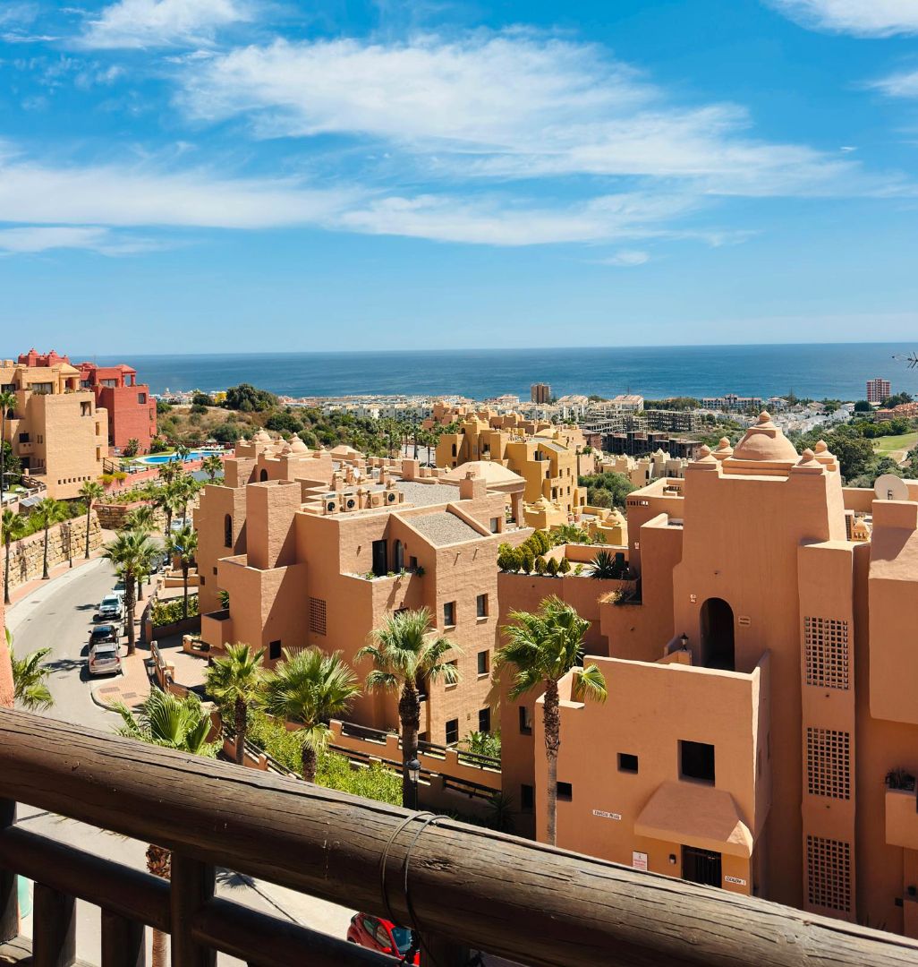 Vista exterior de Àtic en venda en Manilva amb Aire condicionat, Calefacció i Terrassa