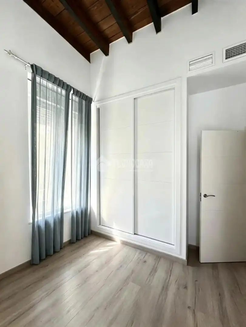 Dormitori de Pis en venda en Sevilla amb Aire condicionat i Balcó