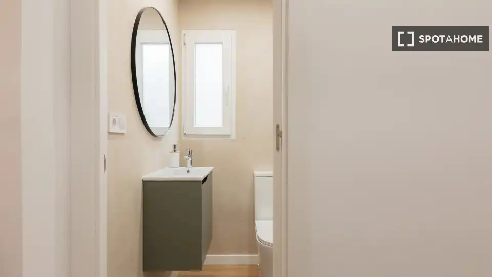 Bathroom of Flat for rent in Valencia  with Air Conditioner, Heating and Furnished