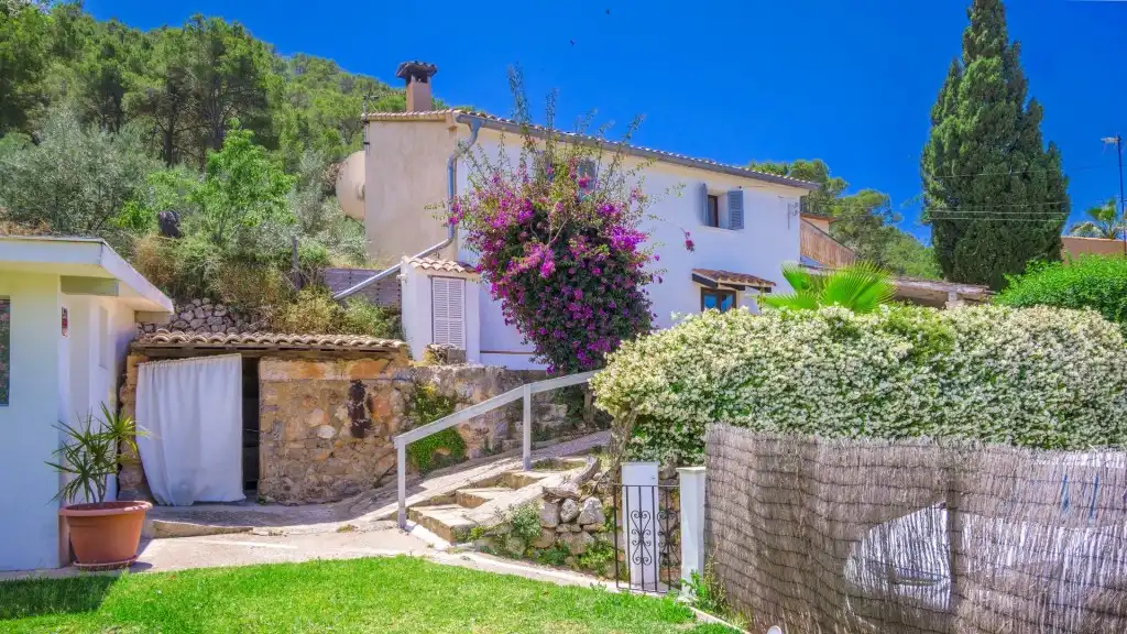 Vista exterior de Finca rústica en venda en Andratx amb Aire condicionat, Calefacció i Jardí privat