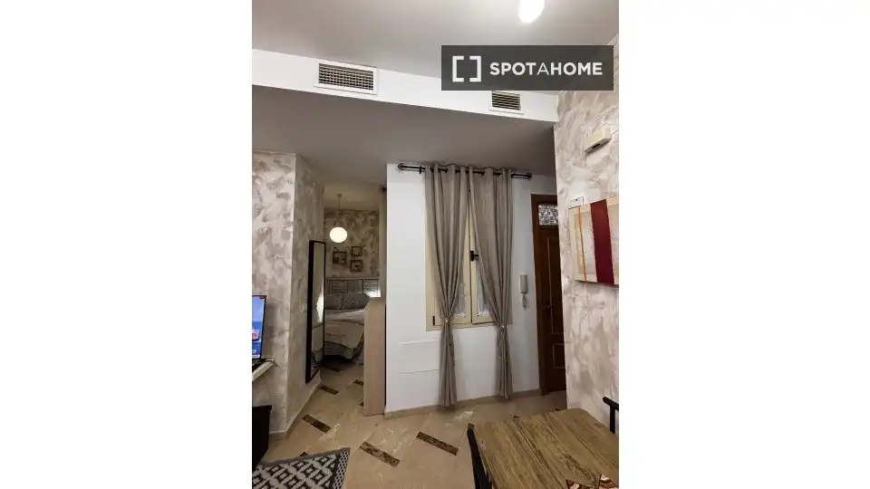Dormitori de Apartament per a compartir en Sevilla amb Aire condicionat, Calefacció i Terrassa