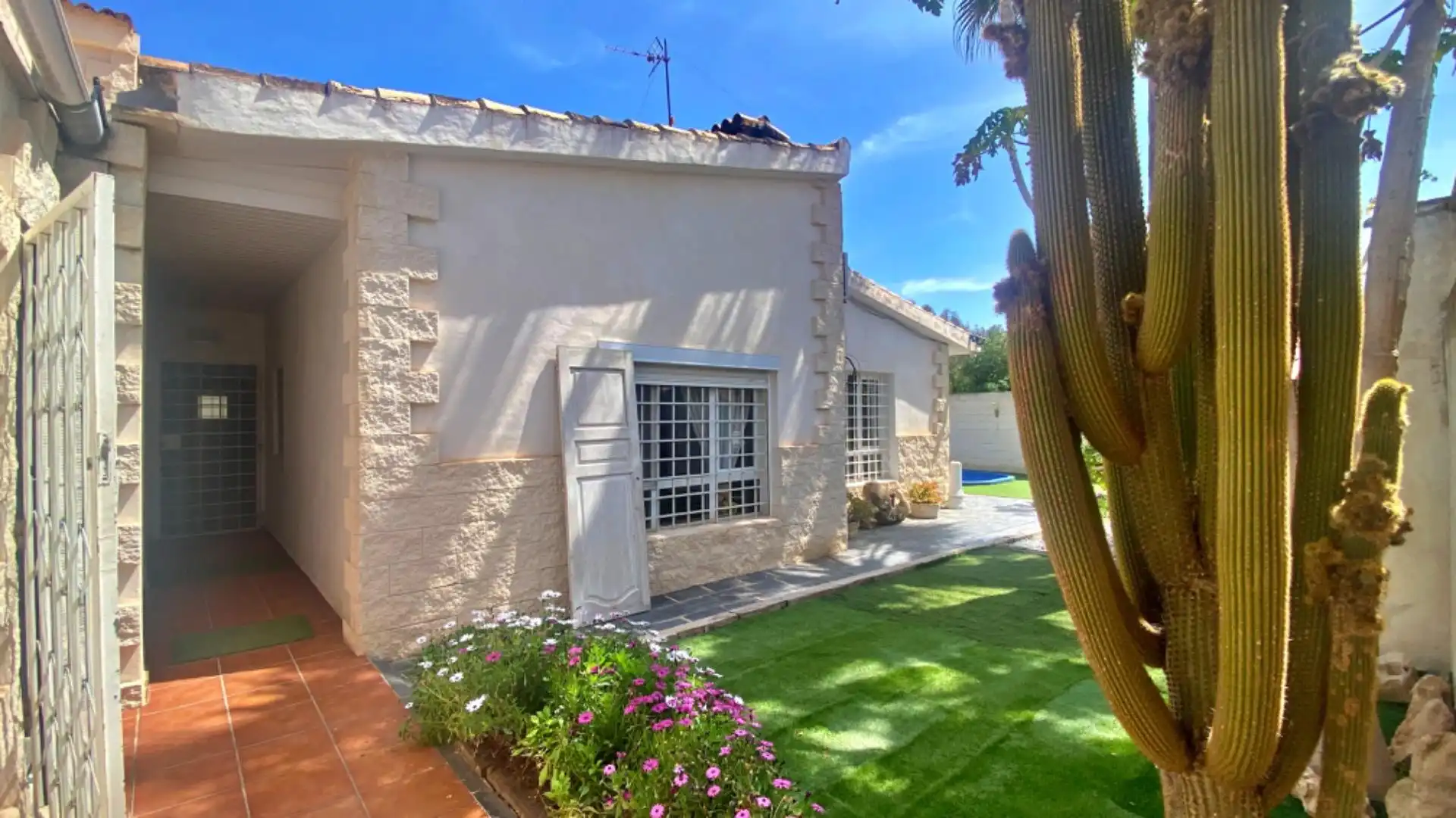 Vista exterior de Casa o xalet en venda en El Campello amb Aire condicionat, Calefacció i Jardí privat