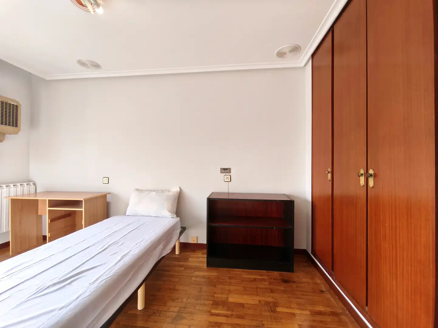 Dormitori de Casa o xalet en venda en  Logroño amb Calefacció, Jardí privat i Parquet