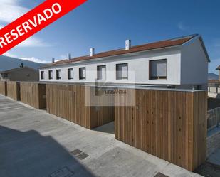 Exterior view of Single-family semi-detached for sale in Noáin (Valle de Elorz) / Noain (Elortzibar)  with Heating, Private garden and Parquet flooring