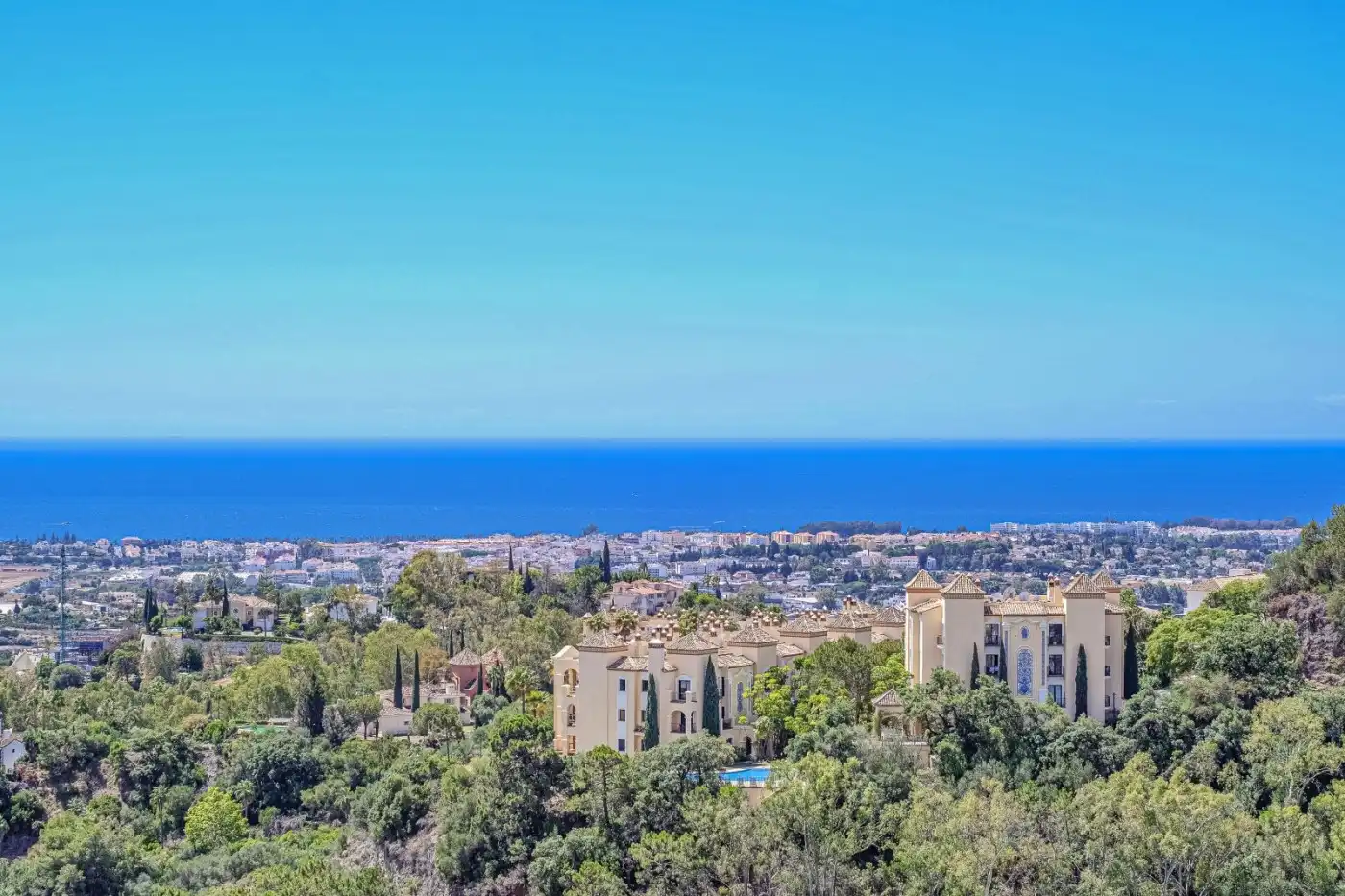 Vista exterior de Casa o xalet en venda en Benahavís amb Aire condicionat, Jardí privat i Terrassa