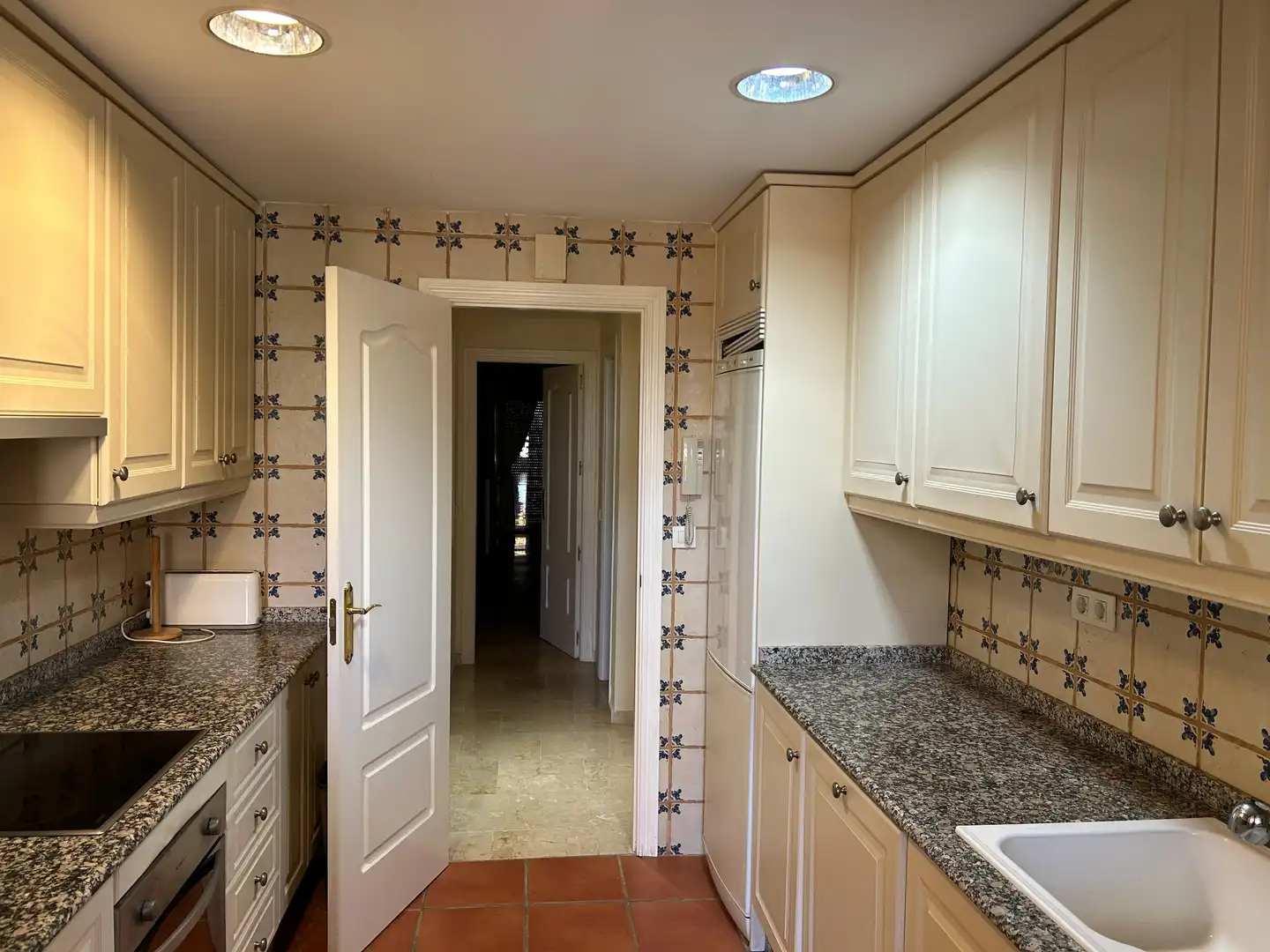 Cuina de Apartament de lloguer en Estepona amb Aire condicionat, Moblat i Internet