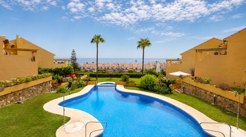 Bajo dúplex reformado con vistas panorámicas al mar, gran terraza y garaje doble en La Duquesa