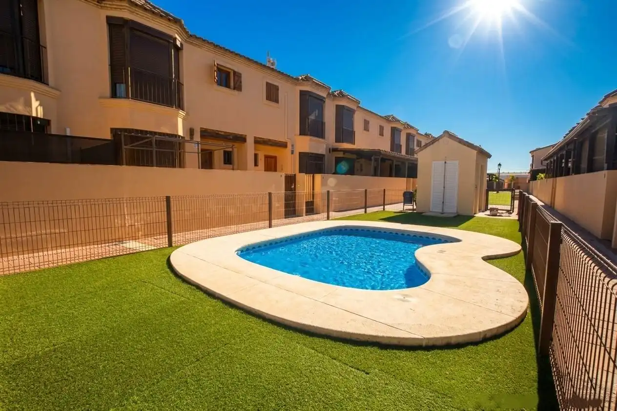Casa a schiera con piscina in vendita a El Retiro - Parque Atlántico - Ronda este