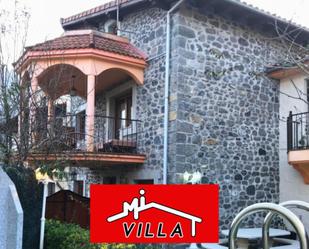 Vista exterior de Casa o xalet en venda en Ramales de la Victoria amb Calefacció, Terrassa i Piscina