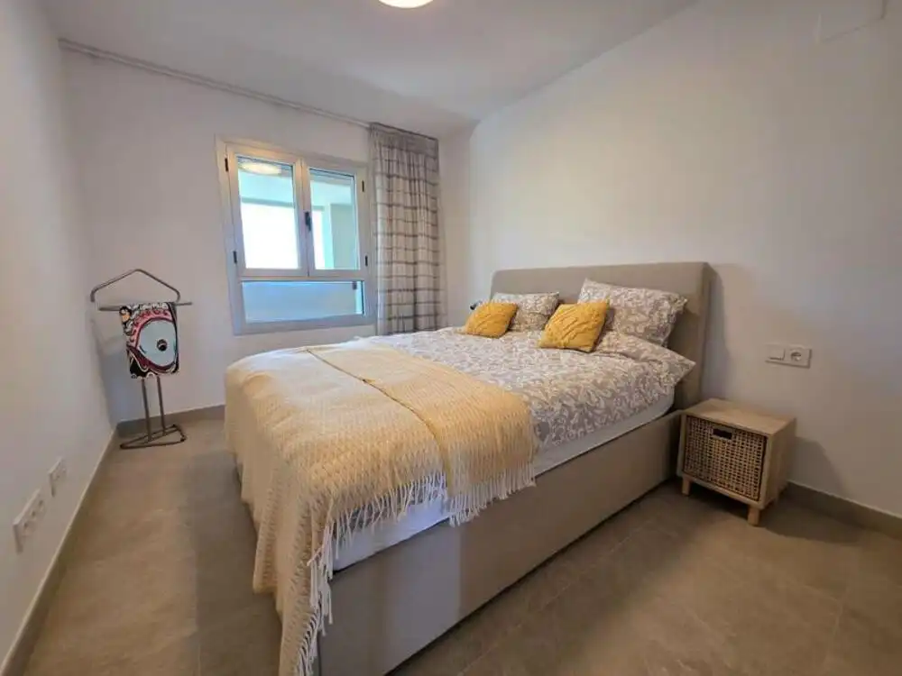 Dormitori de Apartament de lloguer en Estepona amb Aire condicionat, Terrassa i Piscina