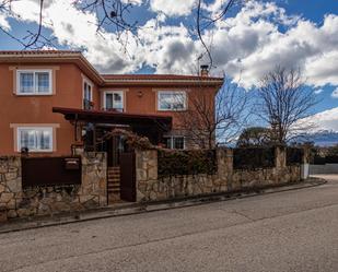 Vista exterior de Casa o xalet en venda en Guadalix de la Sierra amb Calefacció, Jardí privat i Terrassa