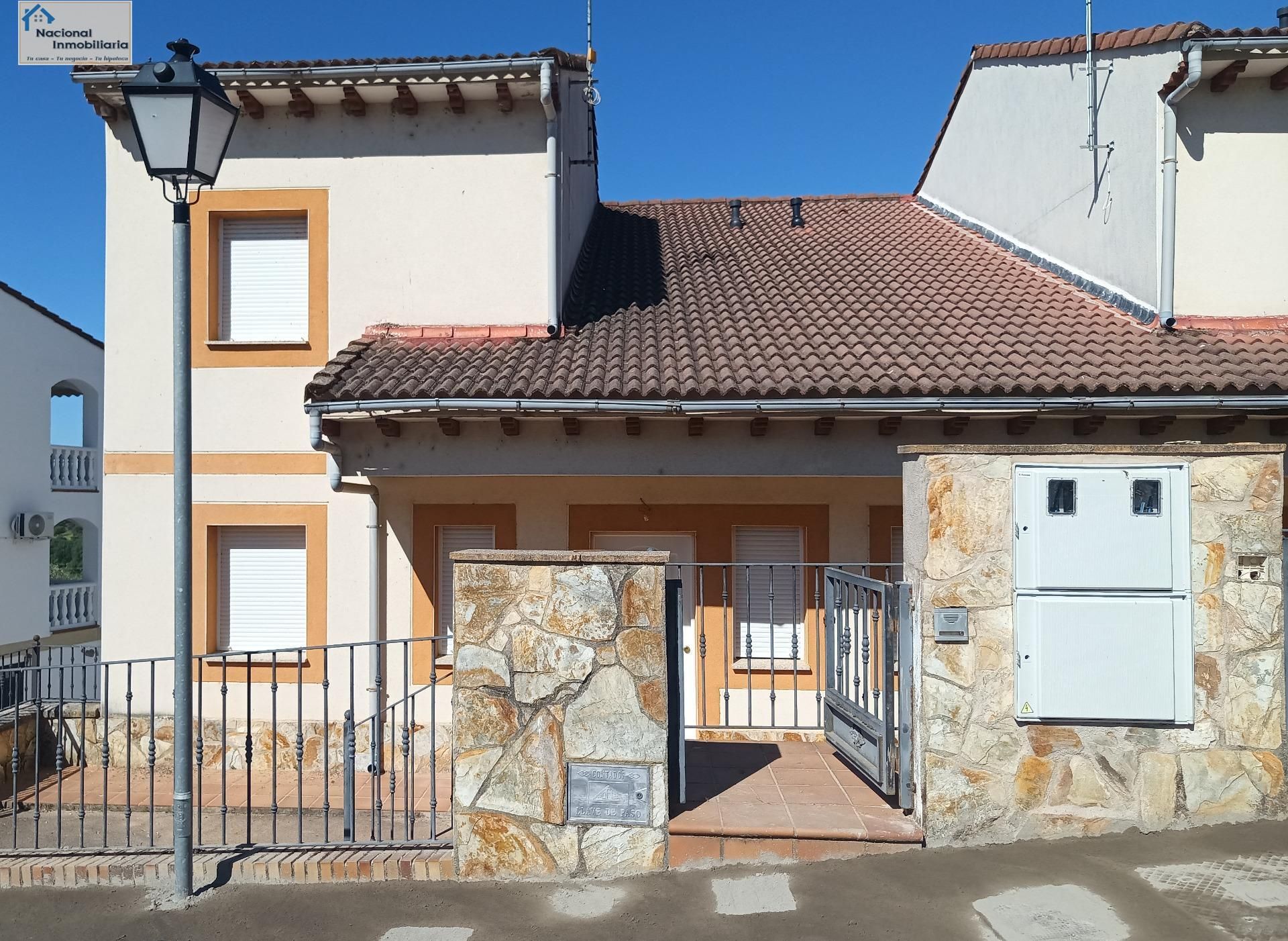 Exterior view of Single-family semi-detached for sale in Arenas de San Pedro  with Private garden, Terrace and Storage room