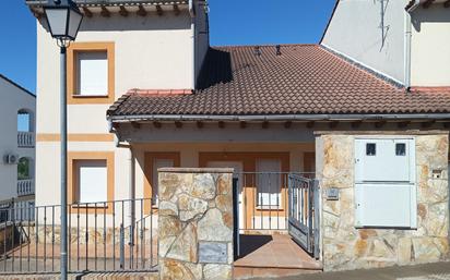 Vista exterior de Casa adosada en venda en Arenas de San Pedro amb Jardí privat, Terrassa i Traster