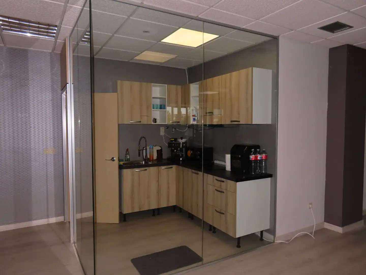 Küche von Büro zur Miete in Madrid mit Klimaanlage, Heizung und Möbliert