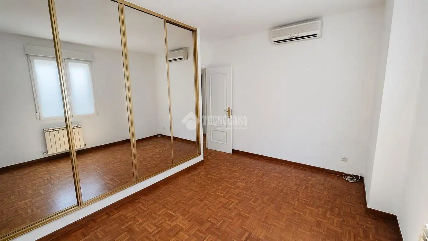 Bedroom of Flat for sale in Madrid  with Air Conditioner, Heating and Terrace