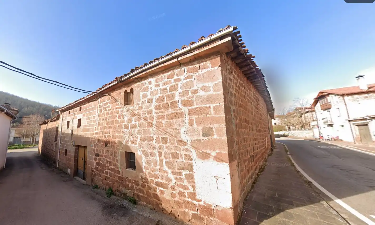 Vista exterior de Casa adosada en venda en Valderredible amb Jardí privat, Terrassa i Traster