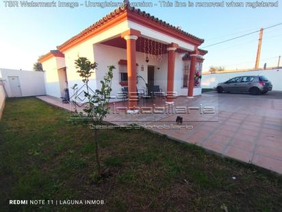 Vista exterior de Casa o xalet en venda en Chiclana de la Frontera amb Aire condicionat, Jardí privat i Traster