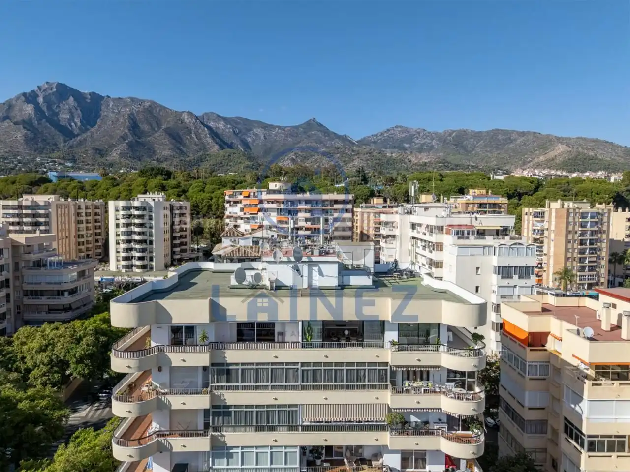 Außenansicht von Dachboden zum Verkauf in Marbella mit Klimaanlage, Heizung und Terrasse