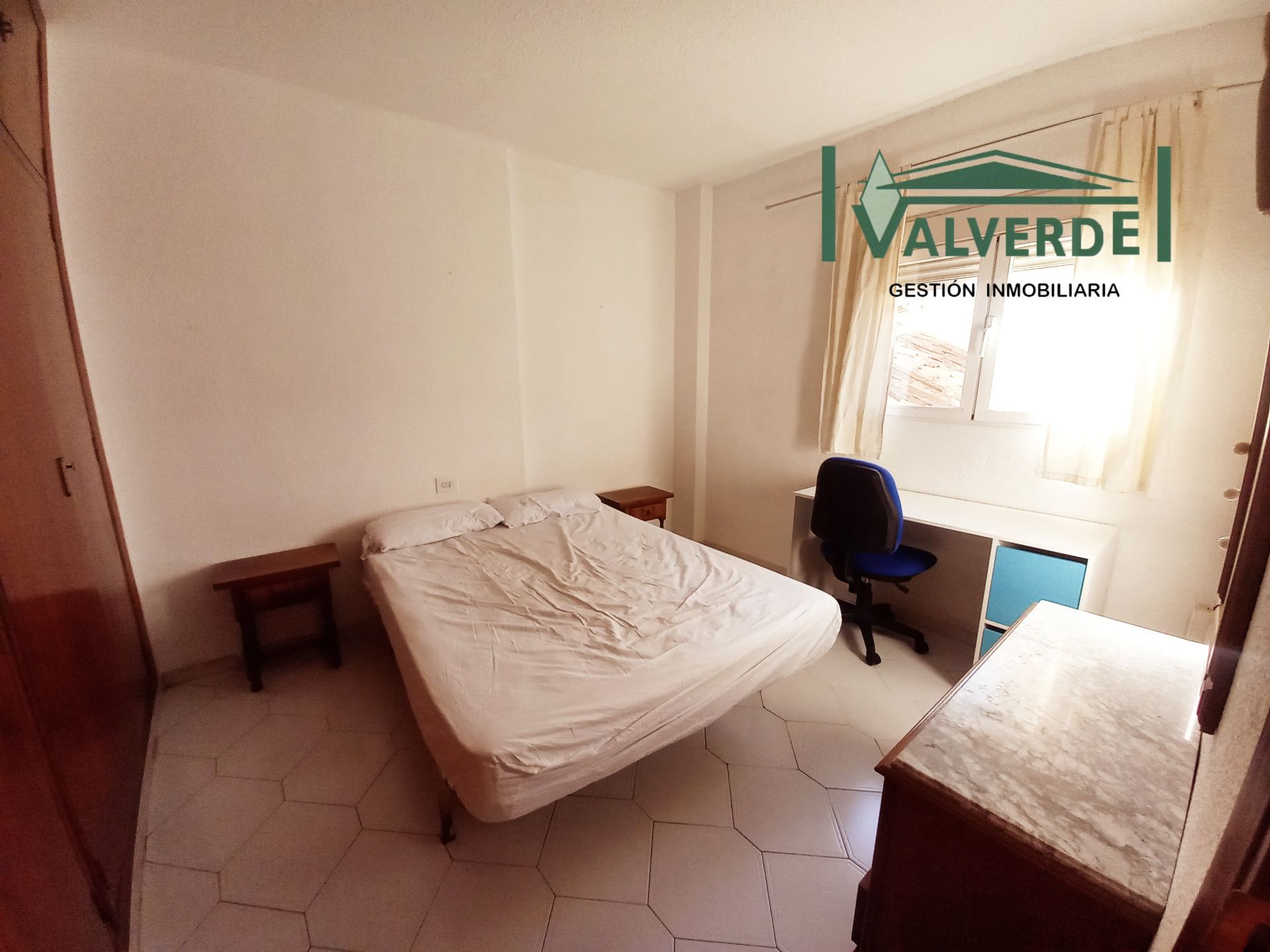 Habitación de Piso de alquiler en  Granada Capital con Amueblado, Lavadora y Microondas
