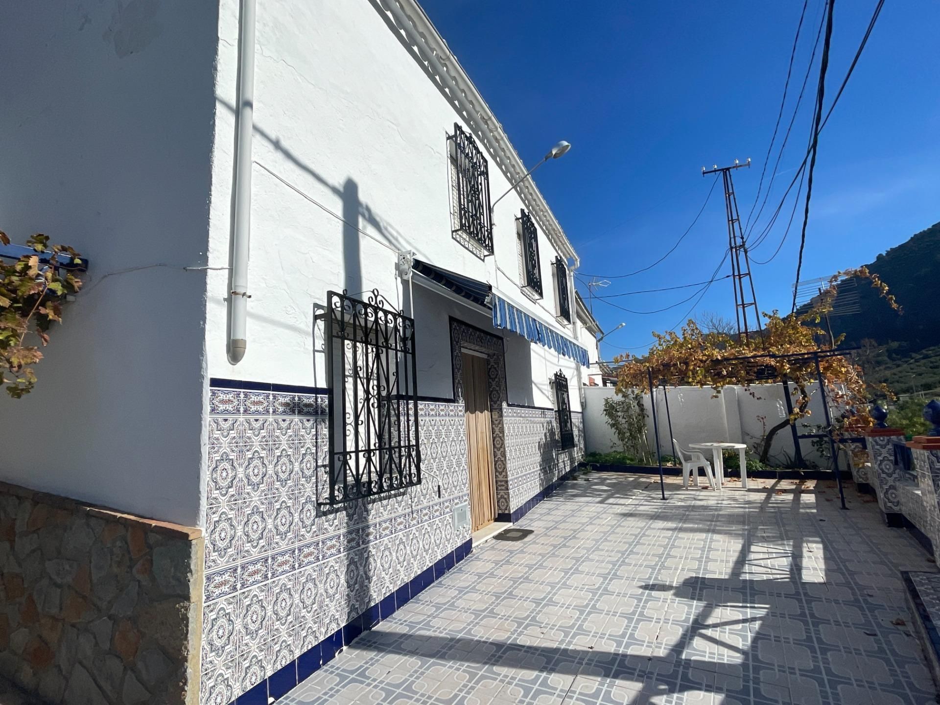 Vista exterior de Casa o xalet en venda en Rute amb Jardí privat i Terrassa