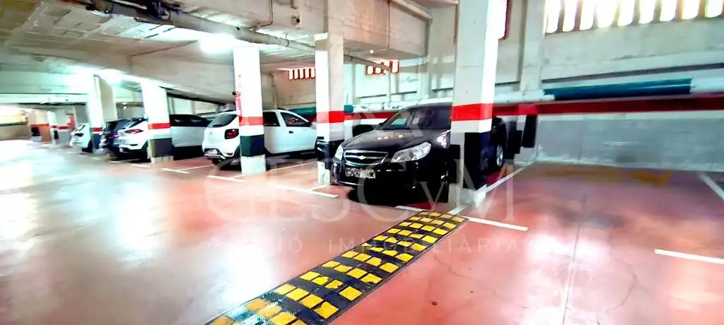 Parking de Piso en venta en Sant Joan Despí con Jardín privado, Terraza y Balcón