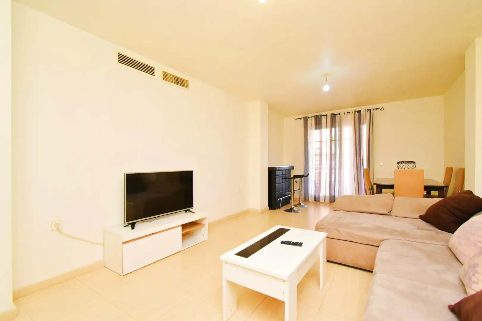 Sala de estar de Piso en venta en Roquetas de Mar con Terraza y Amueblado