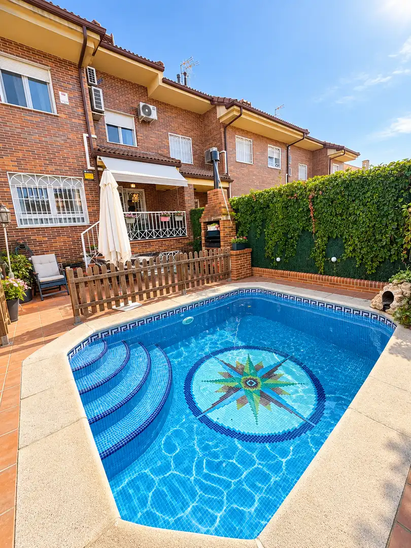 Casa amb piscina en venda a Altos del Olivar - El Caracol