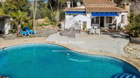 Encantadora villa con vistas al mar y piscina en Arnella, Moraira, a poca distancia de El Portet