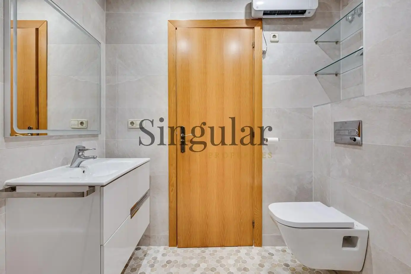 Badezimmer von Dachboden zum Verkauf in Barcelona mit Klimaanlage, Heizung und Parkett